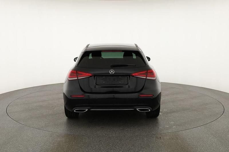 Kosmosschwarz metallic Gebraucht 2020 Mercedes A180 Progressive | 22.995 € (Fairer Preis) - Bild 1/4
