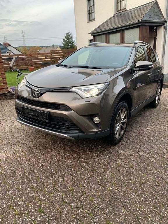 Braun Gebraucht 2017 Toyota RAV4 Edition-S SUV | 19.100 € (Fairer Preis) - Bild 1/4