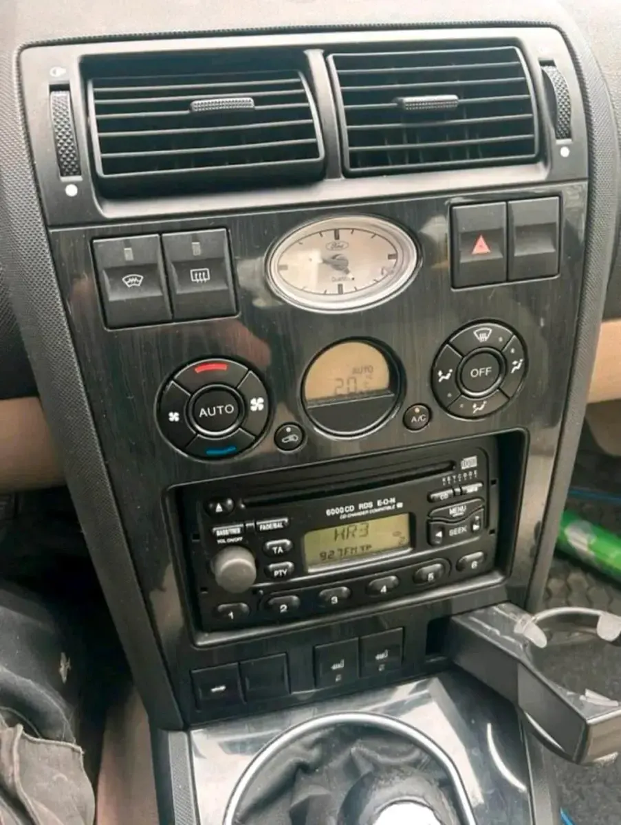 Gebraucht Ford Mondeo 116 PS (85 kW) 2002 Gold Limousine