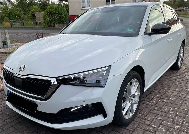 Weiß Gebraucht 2019 Skoda Scala Dynamic Kleinwagen | 17.900 € (Guter Preis) - Bild 1/4