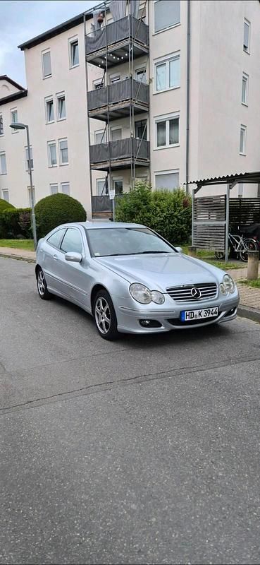 Silber Gebraucht 2005 Mercedes 220 Coupé | 1.900 € - Bild 1/4