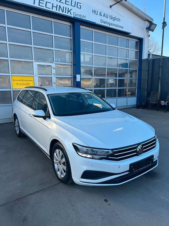 Weiß Gebraucht 2022 VW Passat Basis Kombi | 19.950 € (Guter Preis) - Bild 1/4