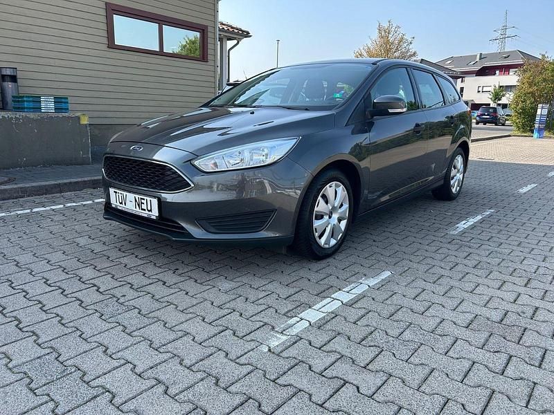 Grau Gebraucht 2016 Ford Focus Ambiente Kombi | 5.350 € (Superpreis) - Bild 1/4