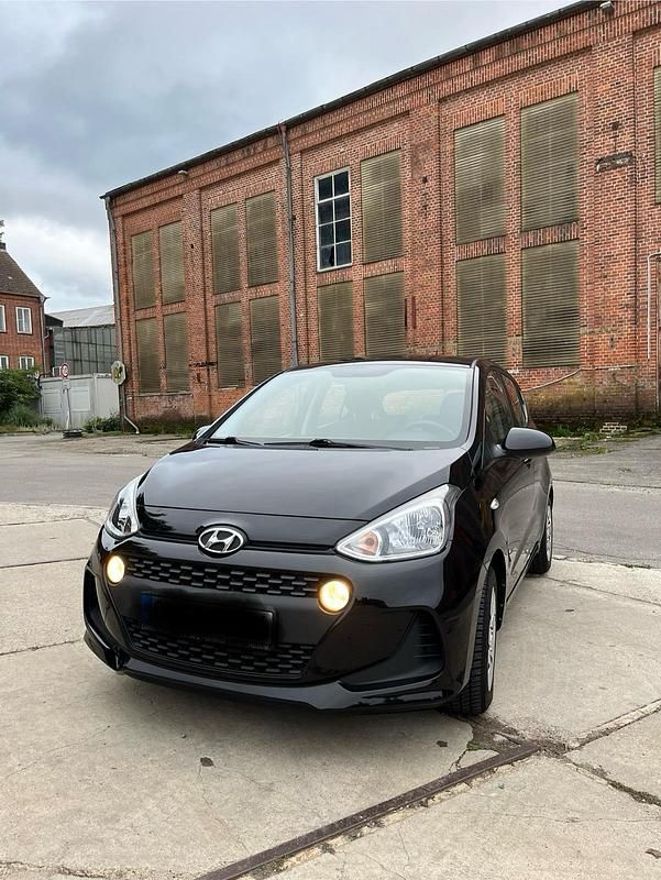 Schwarz Gebraucht 2017 Hyundai i10 Kleinwagen | 6.999 € (Guter Preis) - Bild 1/4