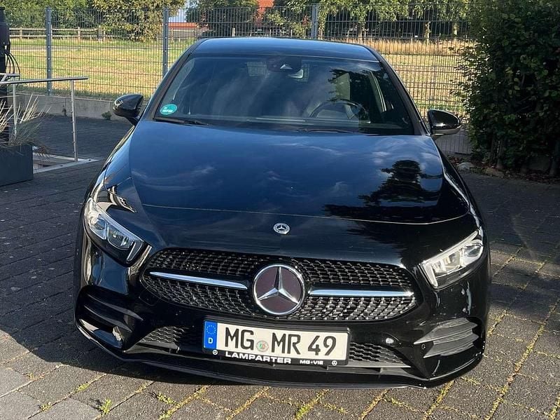 Schwarz Gebraucht 2019 Mercedes A200 AMG line Limousine | 22.500 € (Guter Preis) - Bild 1/4
