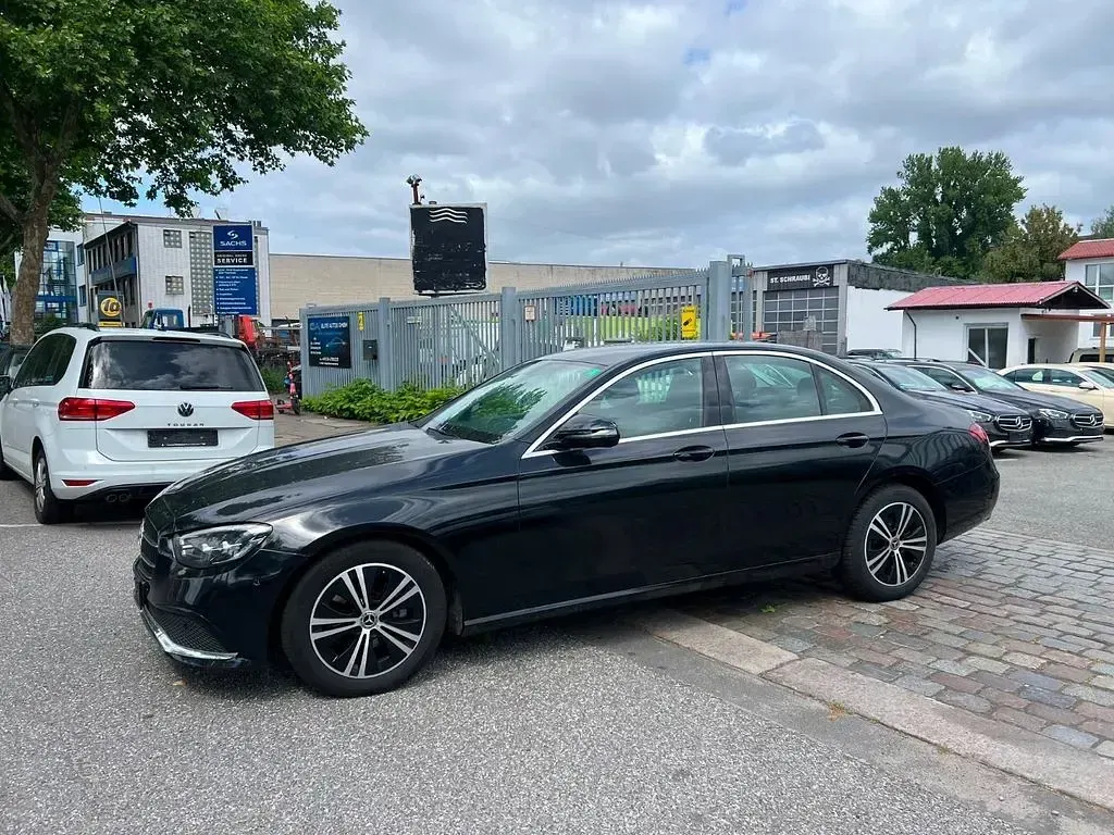 Gebraucht Mercedes E200 160 PS (117 kW) 2023 Schwarz Limousine