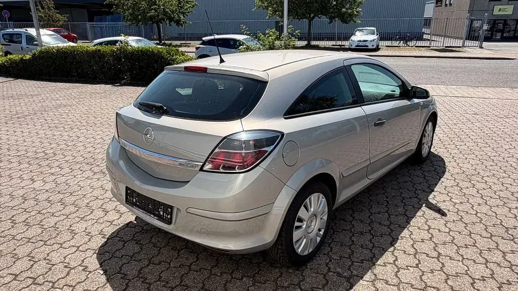 Używany Opel Astra GTC Selection 90 KM (66 kW) 2009 Złoty Coupe