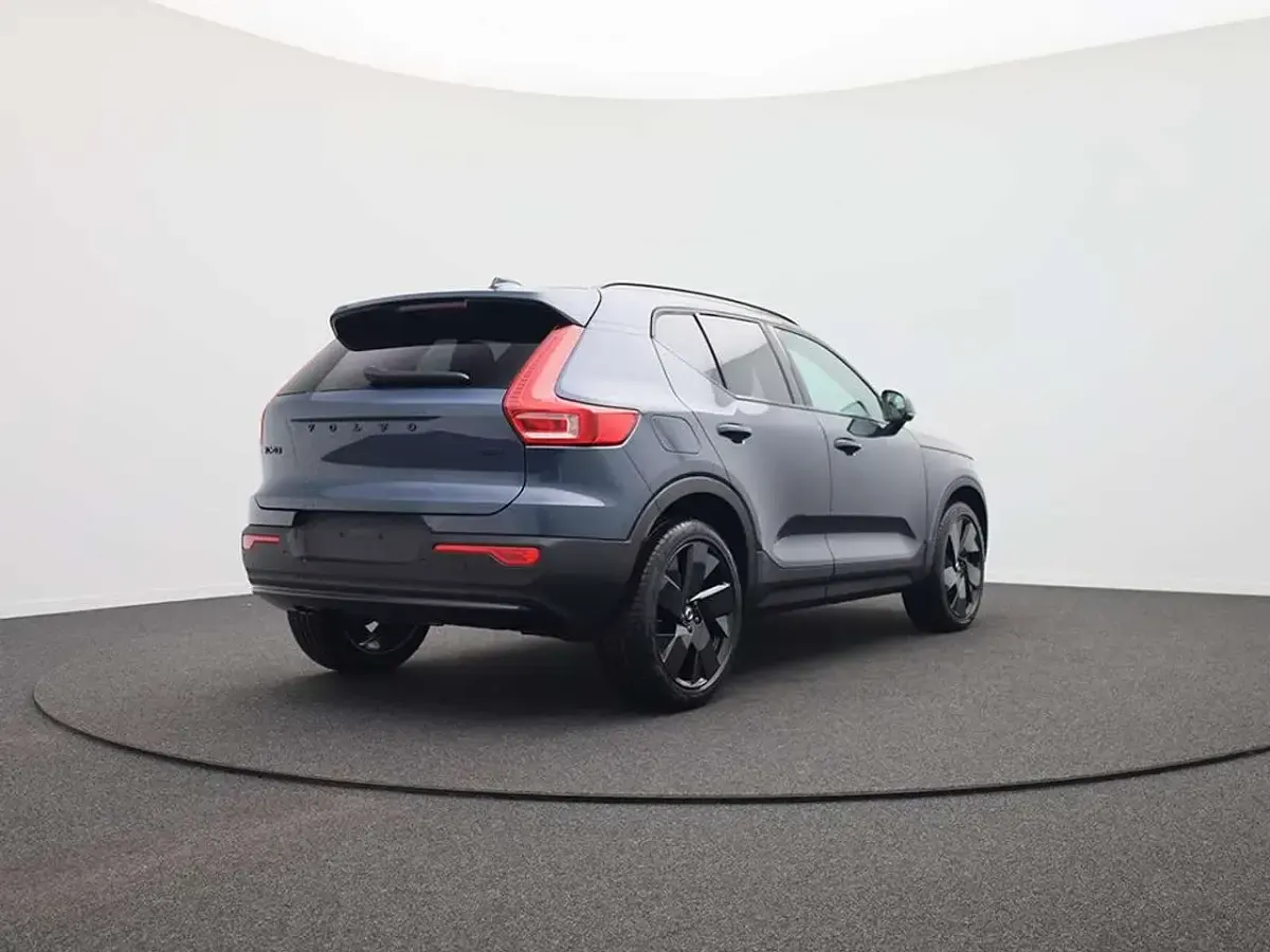 Neu Volvo XC40 Plus 197 PS (144 kW) 2026 Denim blau metallic SUV