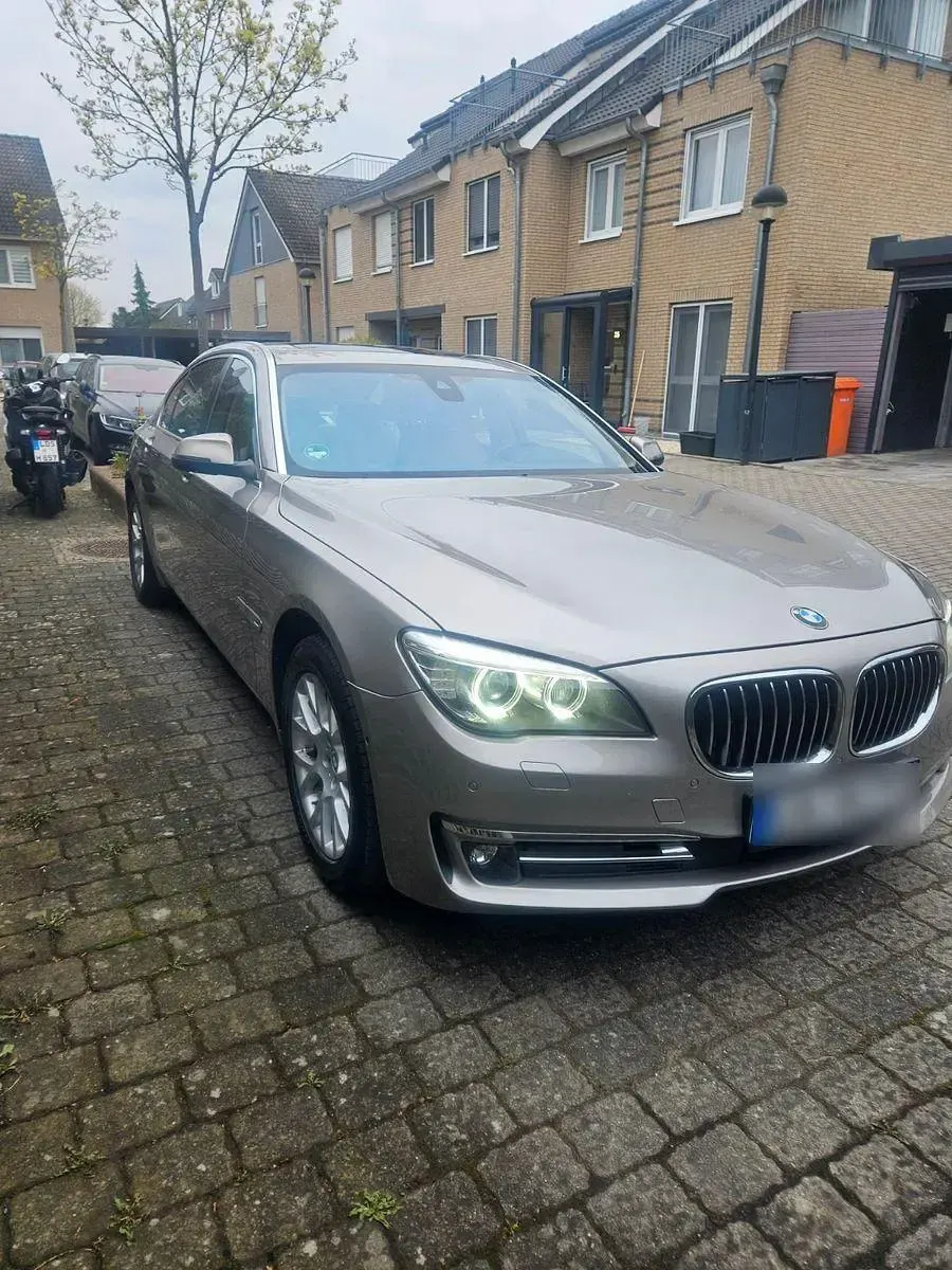 Gebraucht BMW 730 Exclusive 258 PS (189 kW) 2014 Grau Limousine