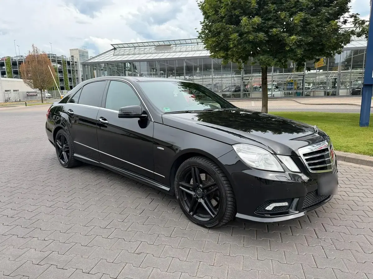 Gebraucht Mercedes E350 265 PS (194 kW) 2011 Schwarz Limousine