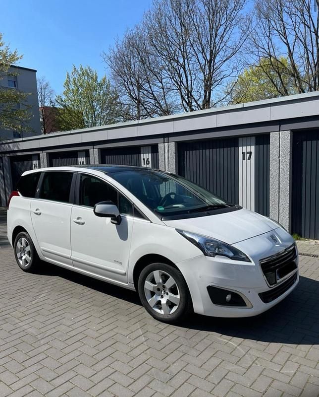 Weiß Gebraucht 2014 Peugeot 5008 Van / Kleinbus | 7.000 € (Etwas zu teuer) - Bild 1/4