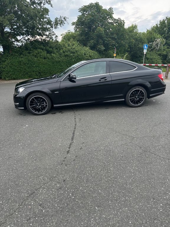 Schwarz Gebraucht 2012 Mercedes 220 Coupé | 12.900 € - Bild 1/4