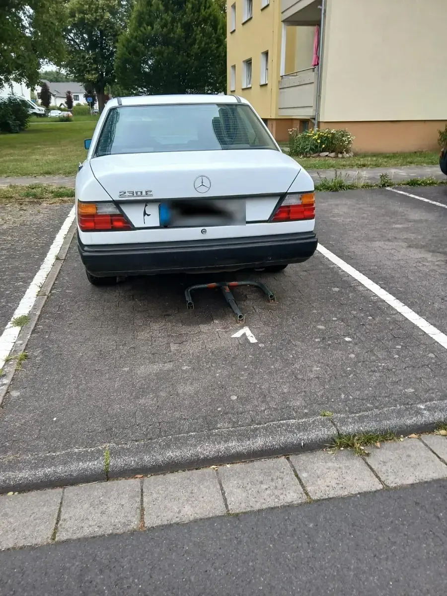 Gebraucht Mercedes 200 72 PS (52 kW) 1984 Weiß Limousine