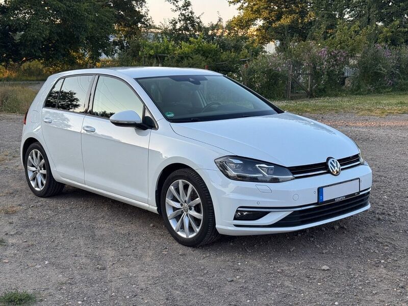 Weiß Gebraucht 2017 VW Golf VII Highline Limousine | 15.900 € (Fairer Preis) - Bild 1/3