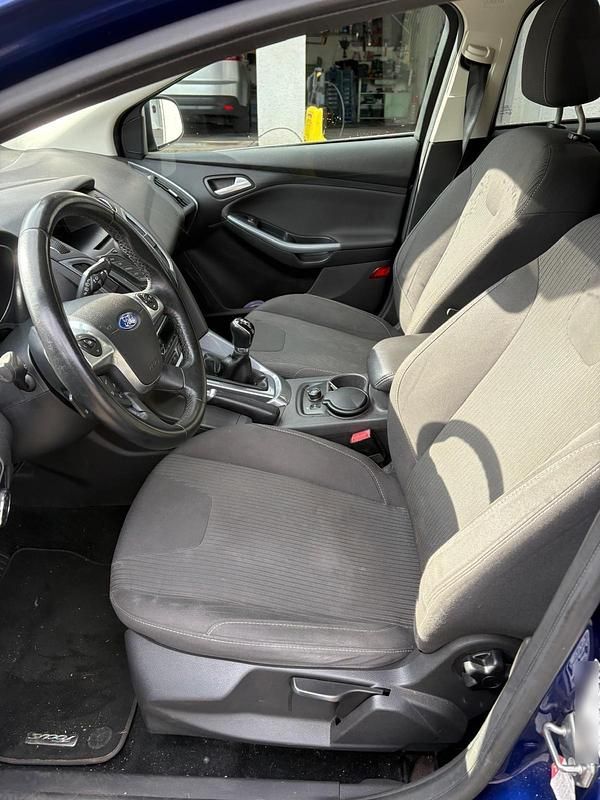 Używany Ford Focus 100 KM (73 kW) 2014 Niebieski Sedan/Limuzyna