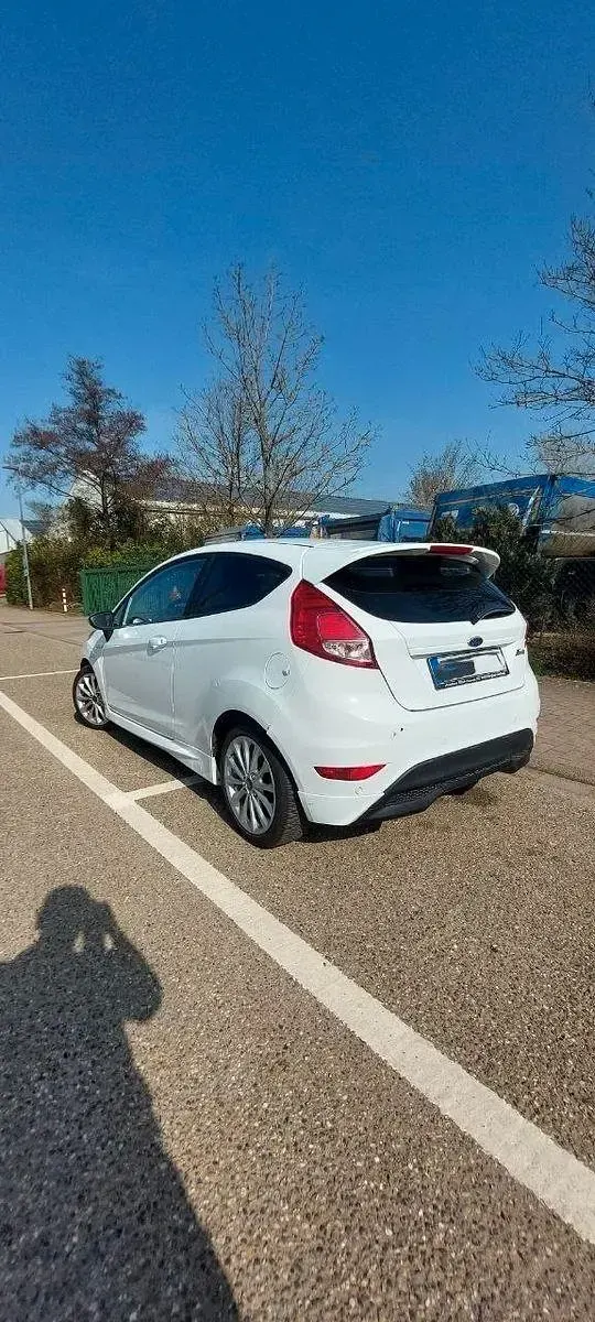 Gebraucht Ford Fiesta ST-Line 95 PS (69 kW) 2015 Weiß Kleinwagen