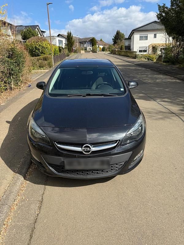 Gebraucht Opel Astra 116 PS (85 kW) 2014 Schwarz Limousine