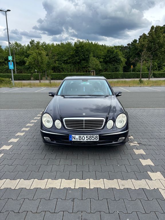 Blau Gebraucht 2003 Mercedes E500 Avantgarde Limousine | 10.999 € (Etwas zu teuer) - Bild 1/4