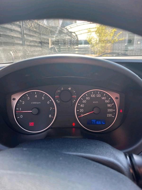 Gebraucht Hyundai i20 78 PS (57 kW) 2010 Schwarz Kleinwagen