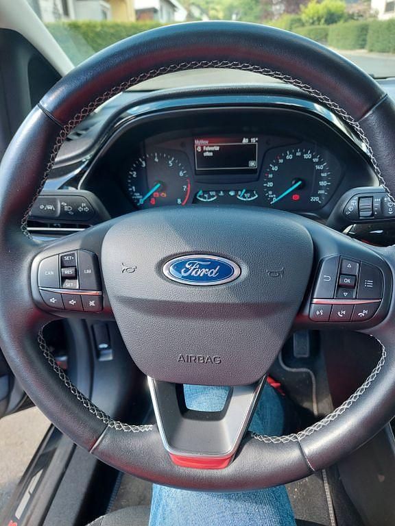 Gebraucht Ford Fiesta Cool & Connect 101 PS (74 kW) 2017 Grau Limousine