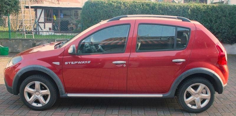 Rot Gebraucht 2011 Dacia Sandero Stepway Limousine | 3.350 € (Fairer Preis) - Bild 1/4