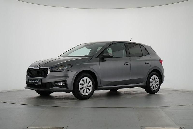 Graphitegrau metallic Gebraucht 2024 Skoda Fabia Selection Kleinwagen | 15.889 € (Guter Preis) - Bild 1/4