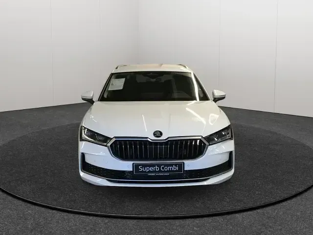 Neu Skoda Superb SportLine 193 PS (141 kW) 2026 Weiss Kombi