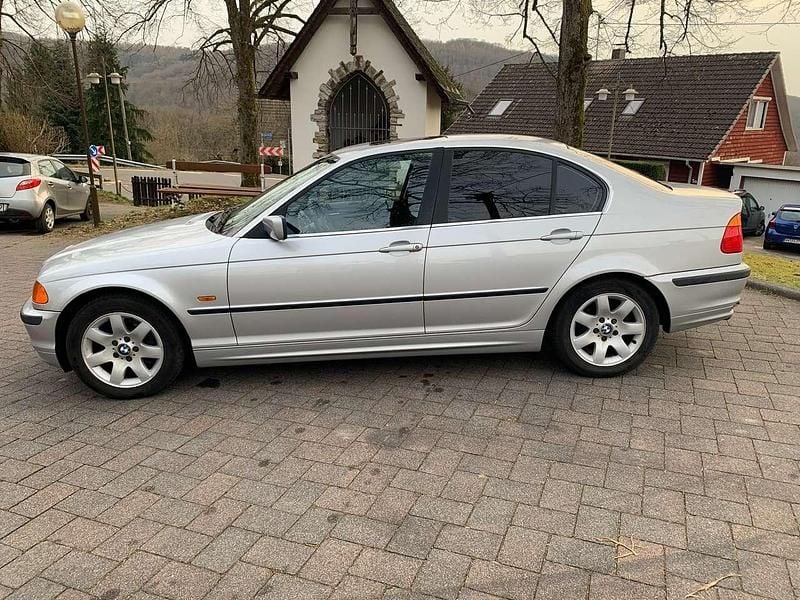 Silber Gebraucht 1998 BMW 323 Limousine | 6.750 € (Teuer) - Bild 1/4