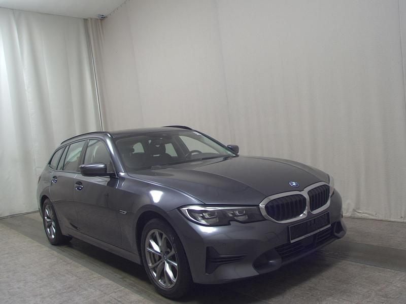 Gebraucht BMW 330e Sport Line 252 PS (185 kW) 2021 Grau Kombi
