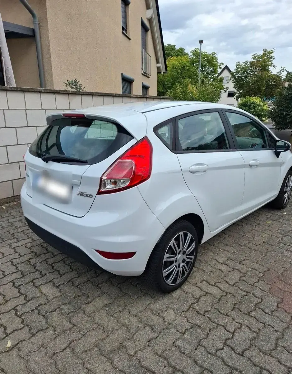 Gebraucht Ford Fiesta Celebration 105 PS (77 kW) 2014 Weiß Kleinwagen