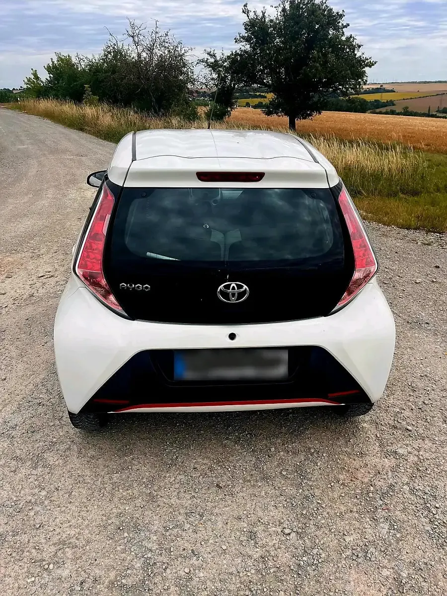 Gebraucht Toyota Aygo 69 PS (50 kW) 2017 Weiß Kleinwagen