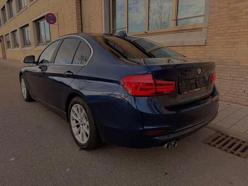 Gebraucht BMW 330 Sport Line 258 PS (189 kW) 2018 Blau Limousine