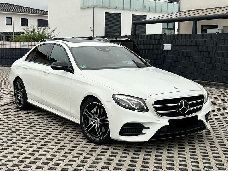 Weiß Gebraucht 2020 Mercedes E300 AMG line Limousine | 27.800 € (Fairer Preis) - Bild 1/4