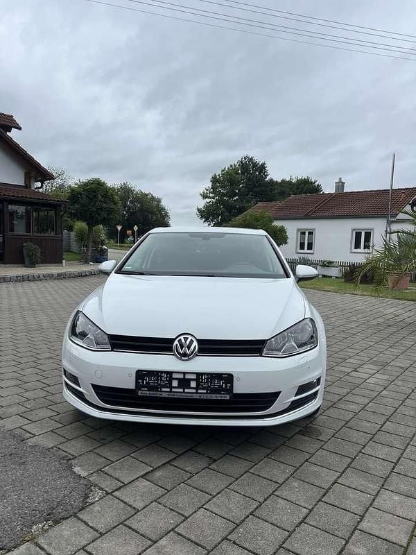Pure white Gebraucht 2016 VW Golf VII Allstar Kleinwagen | 8.500 € (Fairer Preis) - Bild 1/4