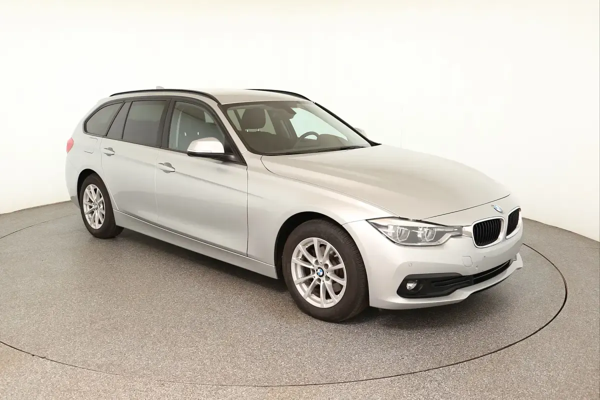 Gebraucht BMW 318 Advantage 150 PS (110 kW) 2019 Glaciersilber Kombi