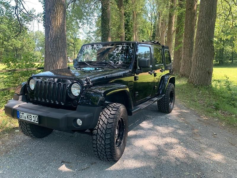 Schwarz Gebraucht 2012 Jeep Wrangler Unlimited SUV | 23.000 € (Fairer Preis) - Bild 1/4