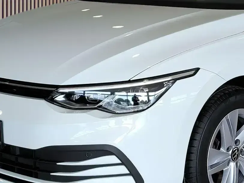 Gebraucht VW Golf VIII Life 116 PS (85 kW) 2022 Pure white Kombi