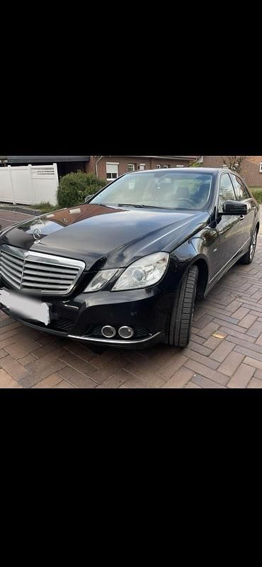 Schwarz Gebraucht 2010 Mercedes E220 Limousine | 7.600 € (Fairer Preis) - Bild 1/3