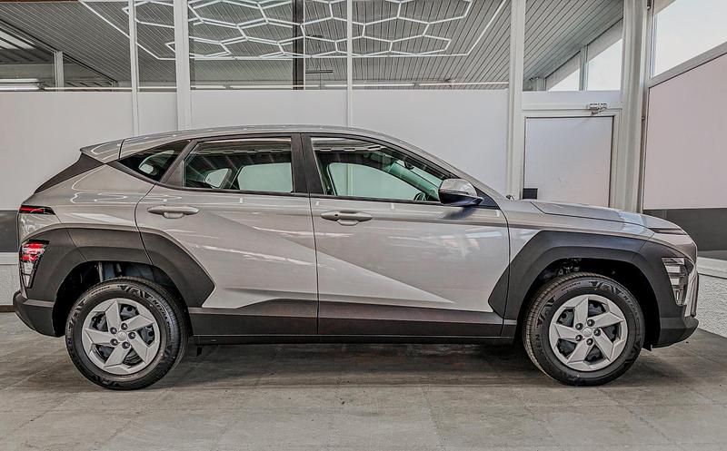 Neu Hyundai Kona Style 100 PS (73 kW) 2025 Shimmering silver r2t SUV