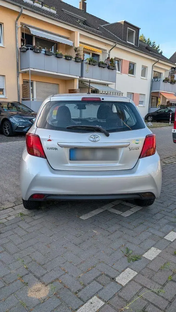 Gebraucht Toyota Yaris 69 PS (50 kW) 2016 Silber Kleinwagen
