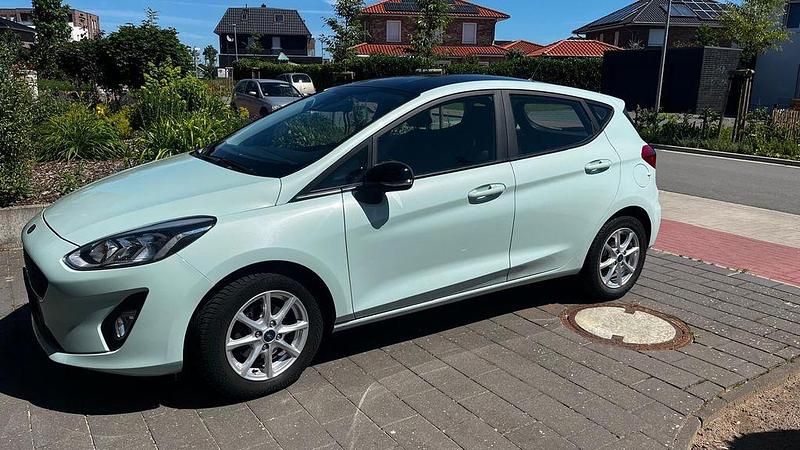 Blau Gebraucht 2018 Ford Fiesta Cool & Connect Kleinwagen | 8.300 € (Fairer Preis) - Bild 1/4