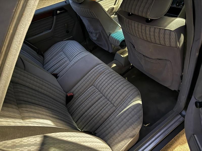 Gebraucht Mercedes E230 134 PS (98 kW) 1992 Limousine