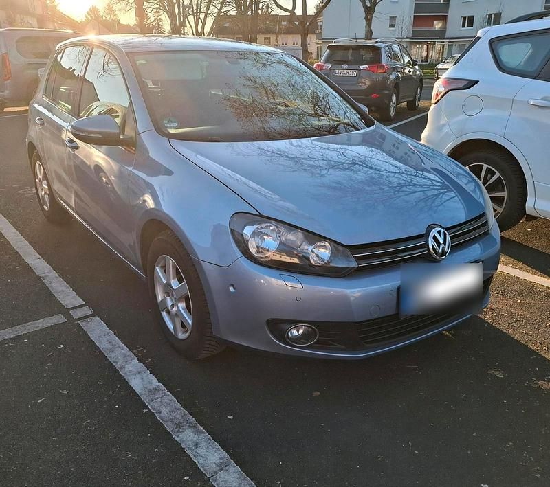 Gebraucht VW Golf VI Team 105 PS (77 kW) 2010 Blau Kleinwagen