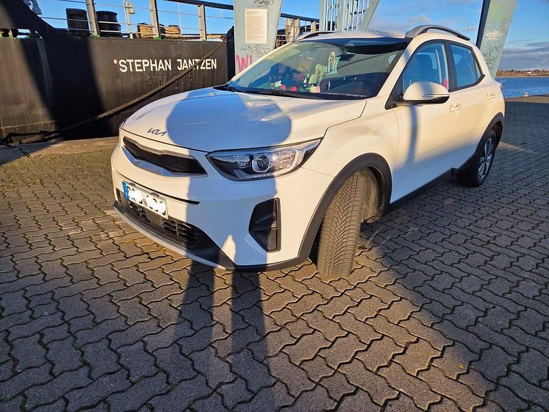 Weiß Gebraucht 2021 Kia Stonic Vision SUV | 16.999 € (Etwas zu teuer) - Bild 1/4