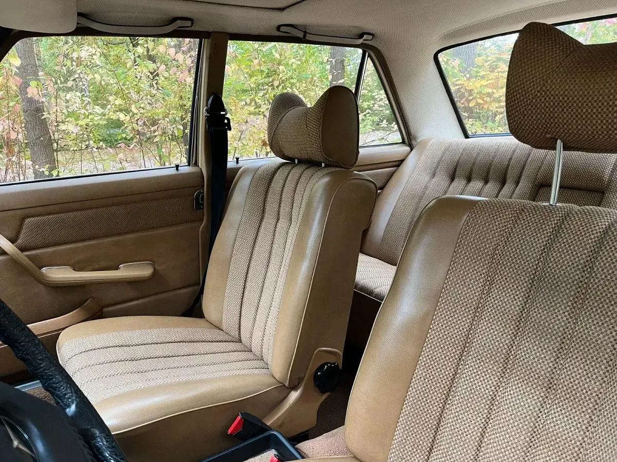 Gebraucht Mercedes 200/8 95 PS (69 kW) 1975 Gelb Limousine