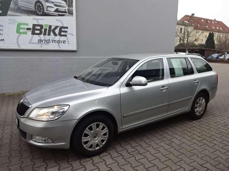 Brilliantsilber metallic Gebraucht 2012 Skoda Octavia Ambition Kombi | 8.800 € (Fairer Preis) - Bild 1/4