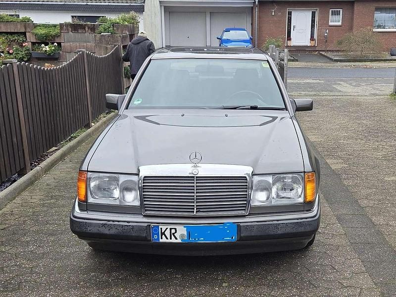 Grau Gebraucht 1992 Mercedes 250 Limousine | 7.500 € - Bild 1/4