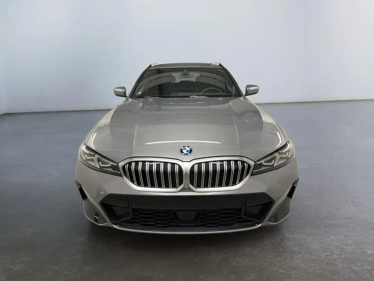 Gebraucht BMW 330 M Sport 245 PS (180 kW) 2025 C4w  skyscraper grau metallic Kombi