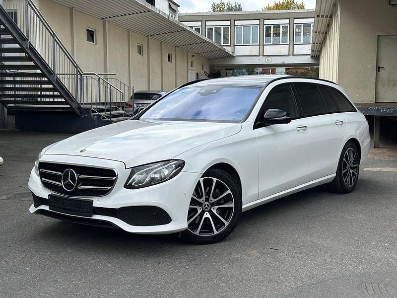 Weiß Gebraucht 2019 Mercedes E220 Limousine | 18.499 € (Superpreis) - Bild 1/4