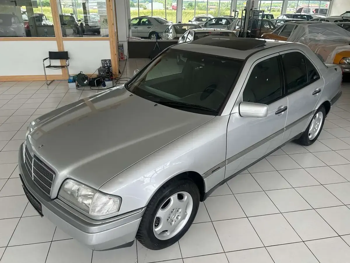 Gebraucht Mercedes C180 Elegance 122 PS (89 kW) 1996 Silber Limousine